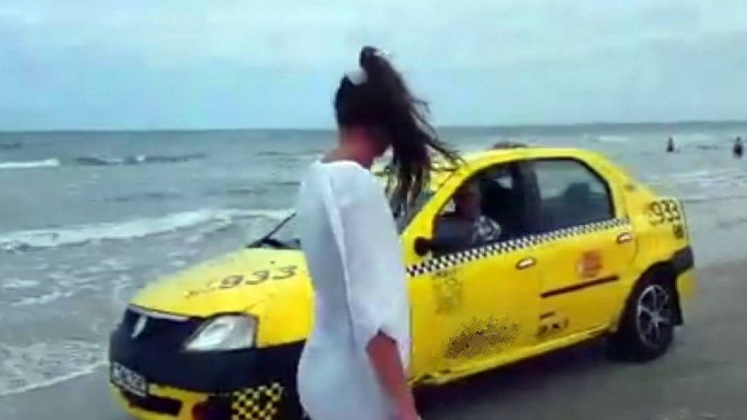 Ce-a păţit taximetristul care şi-a dus, pe plaja din Mamaia, clientul până la şezlong