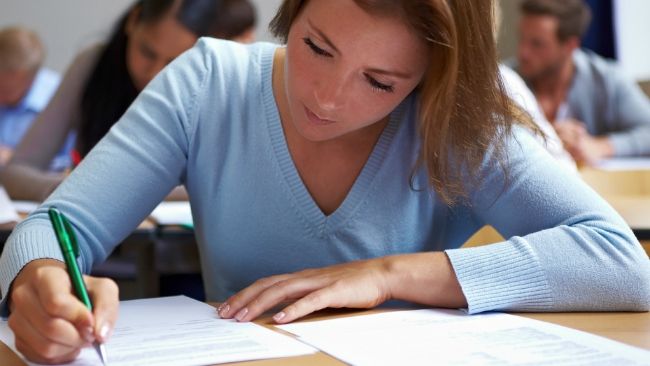 BACALAUREAT 2015. De ce a fost eliminată o elevă din examen. În timp ce era în sală...