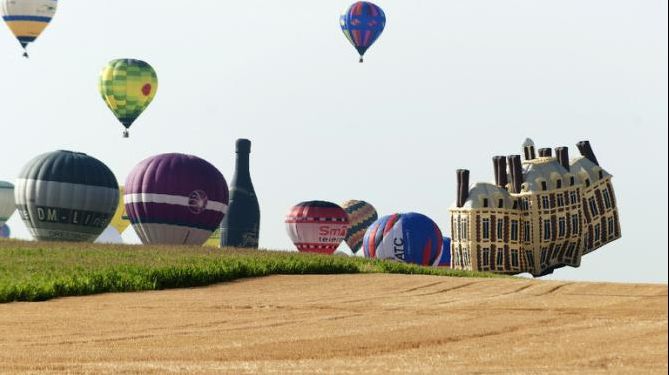 Record mondial în domeniul zborului fără motor, în Franţa! VIDEO