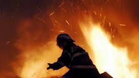 Incendiu de proporţii în Deva. Pompierii s-au chinuit patru ore să îl stingă