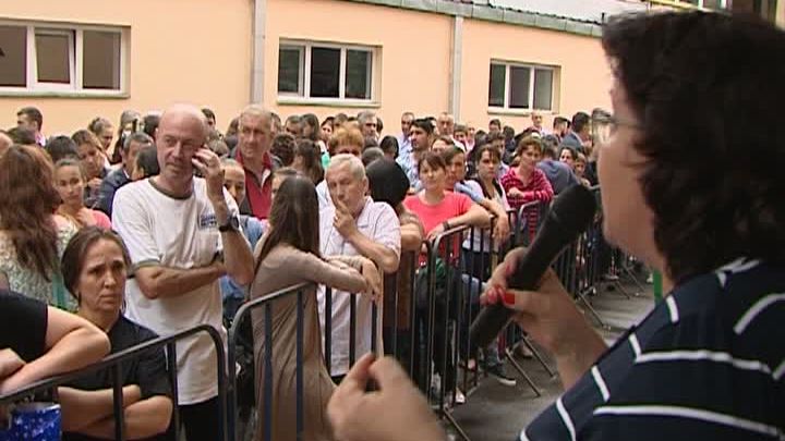 Înscrierea la liceu în Bucureşti pentru elevii din provincie: aglomeraţie şi ore întregi la coadă