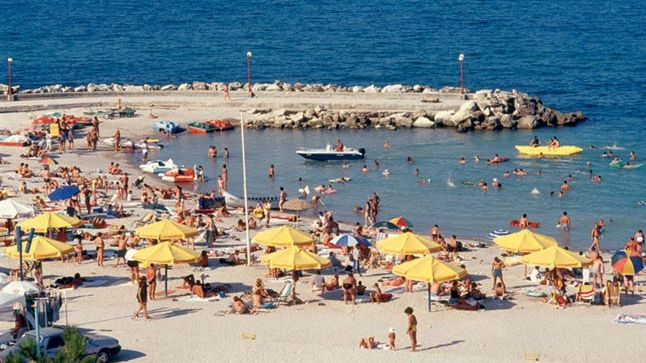 Bărbatul care a lovit o turistă pe litoral care îşi aşezase prosopul în faţa şezlongurilor, amendat