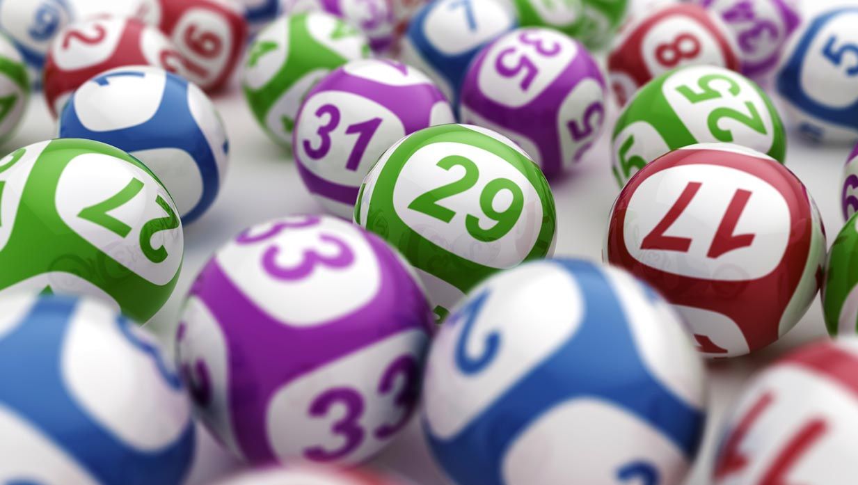 Un bărbat lovit de trăsnet a câştigat la Loto, după ce a jucat cu o colegă de serviciu