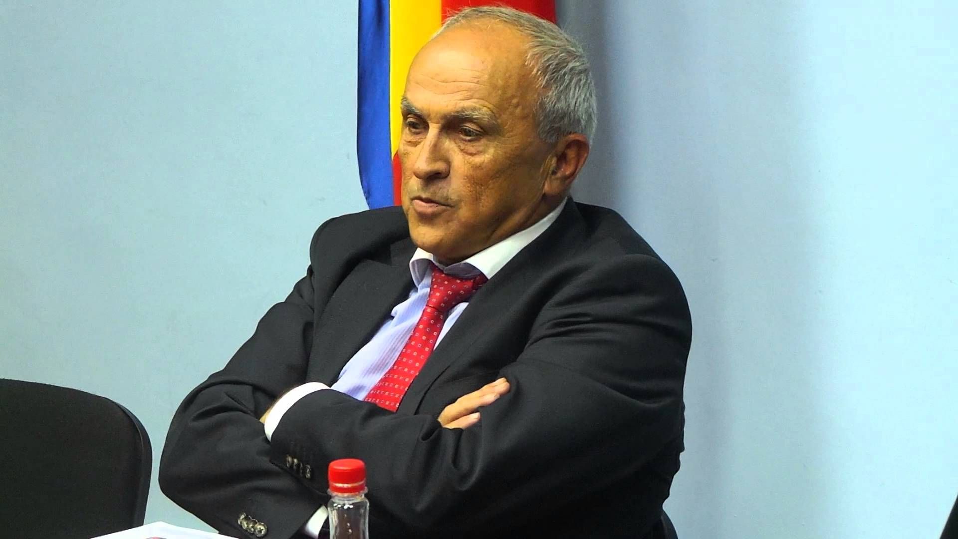 Învățăturile lui Mircea Cosma pentru Ponta: Dacă e bărbat, nu își dă demisia când se întoarce!