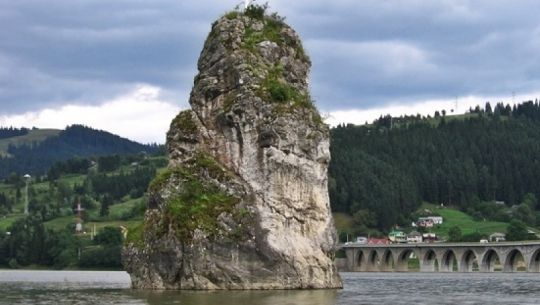 Locuri înfricoșătoare din România. Piatra care umblă noaptea