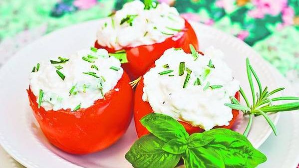 Reţeta zilei: Roşii umplute cu brânză