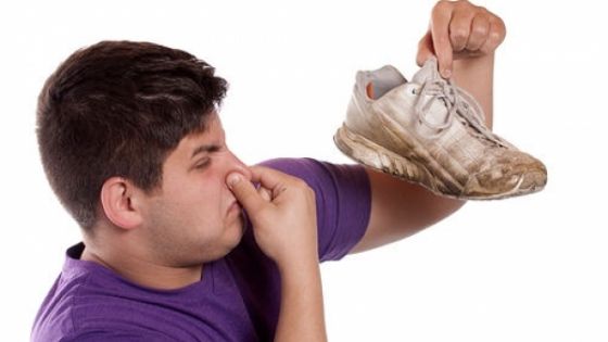 Pantofii miros după ce îi porți? Iată cel mai simplu mod de a scăpa definitiv de această problemă