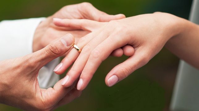 Un celebru cântăreţ s-a căsătorit în Ajunul Crăciunului. Totul a fost ţinut secret