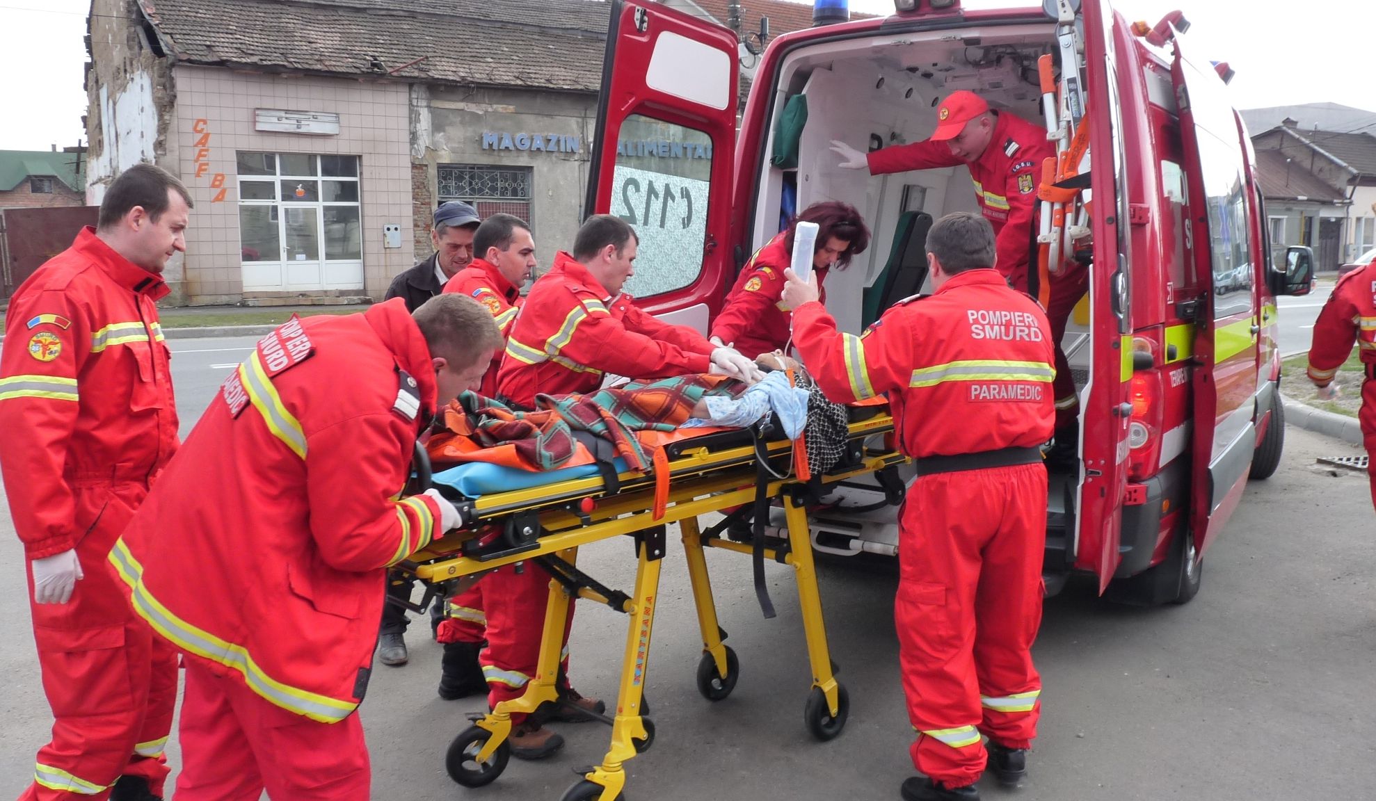 Accident înfiorător la Galaţi: trei morţi şi şase răniţi. Maşina, strivită de un TIR