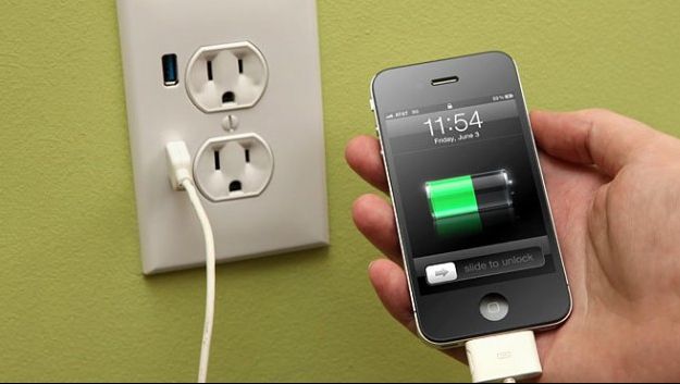 Incredibil! Și-a pus telefonul la încărcat și pentru asta l-au arestat