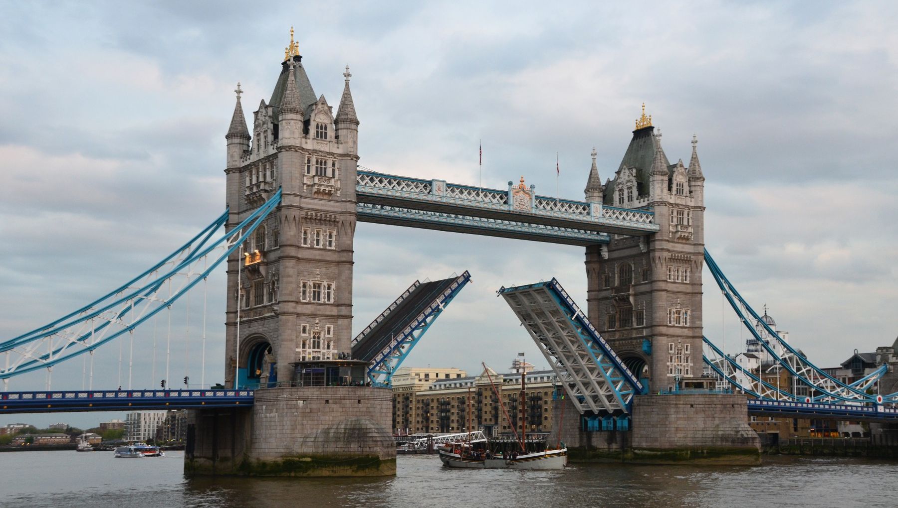 Alertă cu bombă în Londra. Tower Bridge a fost închis
