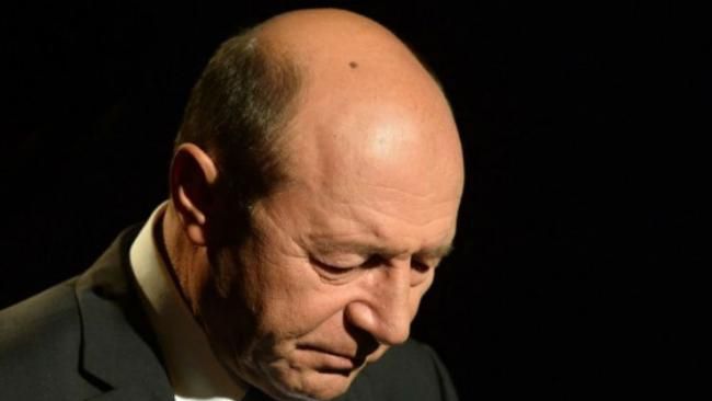 FOTO. Băsescu a ajuns la Suceava, pentru înmormântarea socrului său. Fostul președinte, îndurerat