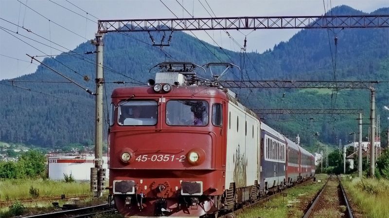 Circulaţia feroviară între Simeria şi Petroşani, întreruptă după ce o locomotivă a luat foc