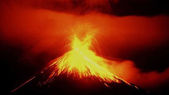 Vulcanul Batu Tara, erupție spectaculoasă. Un veritabil "foc de articifii"
