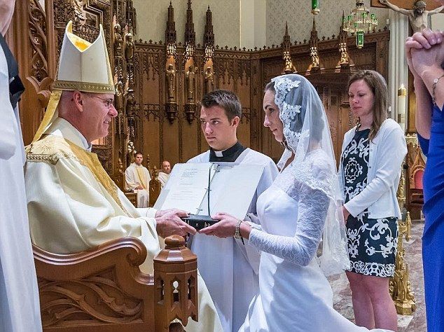 O "virgină consacrată" din America s-a "măritat" cu Iisus. Când a avut loc nunta