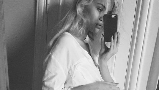 Care e motivul pentru care tânăra din fotografie nu găseşte de lucru ca model