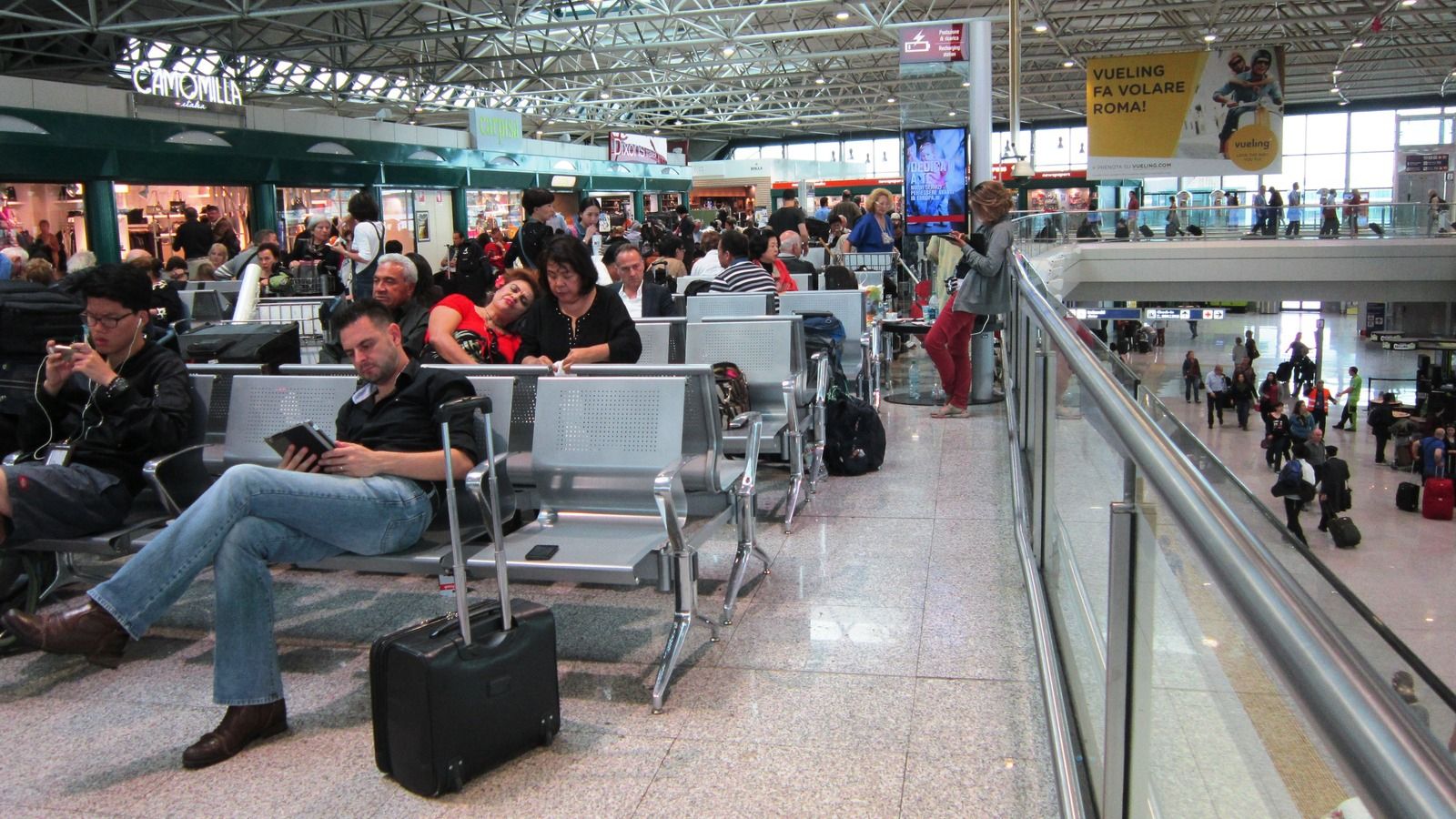 Scandal pe Aeroportul Fiumicino din Roma: Poliţia a intervenit pentru a calma pasageri furioşi