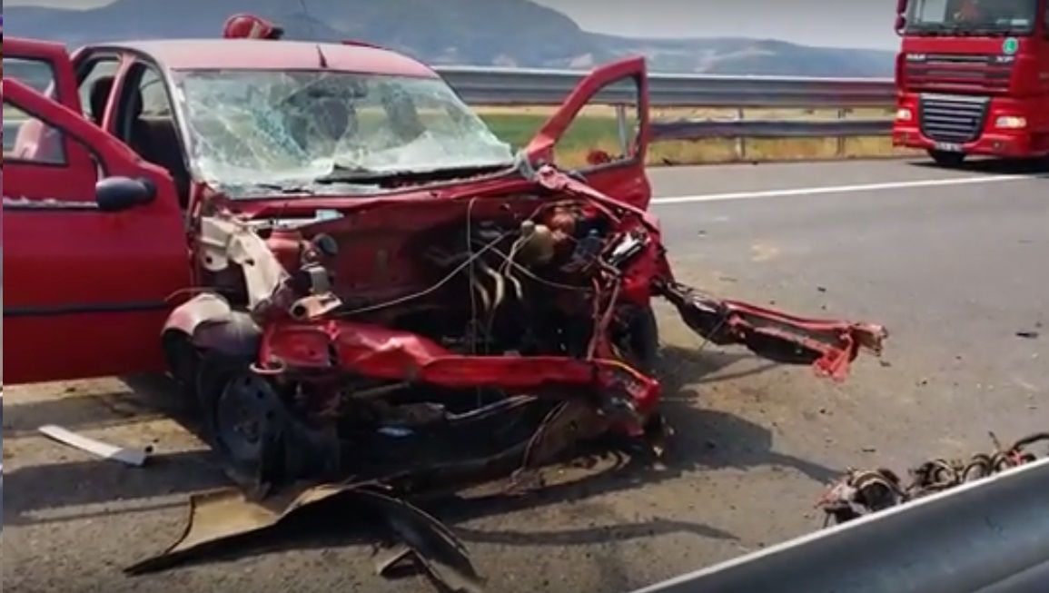 Accident grav pe autostradă. Şoferul unui Logan a adormit la volan 