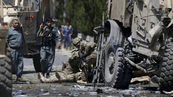 Carnagiu după atentatele din Kabul. Bilanţul zecilor de morţi şi al sutelor de răniţi, în creştere 