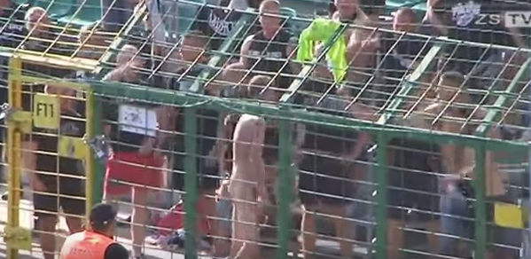 Un suporter s-a trezit în mijlocul ultrașilor rivali. Ce a urmat a ridicat tot stadionul în picioare