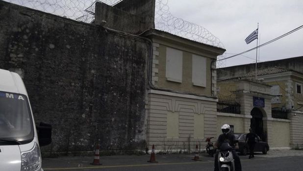 Un câine scos la plimbare de stăpânul său a împiedicat o evadare