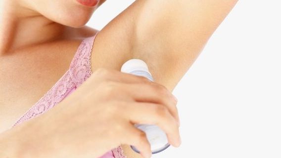 Ai uitat să te dai cu deodorant? Ce să faci ca să nu transpiri