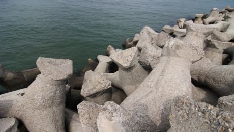 Incident șocant de Ziua Marinei. O fată de 14 ani a căzut în cap de pe un dig