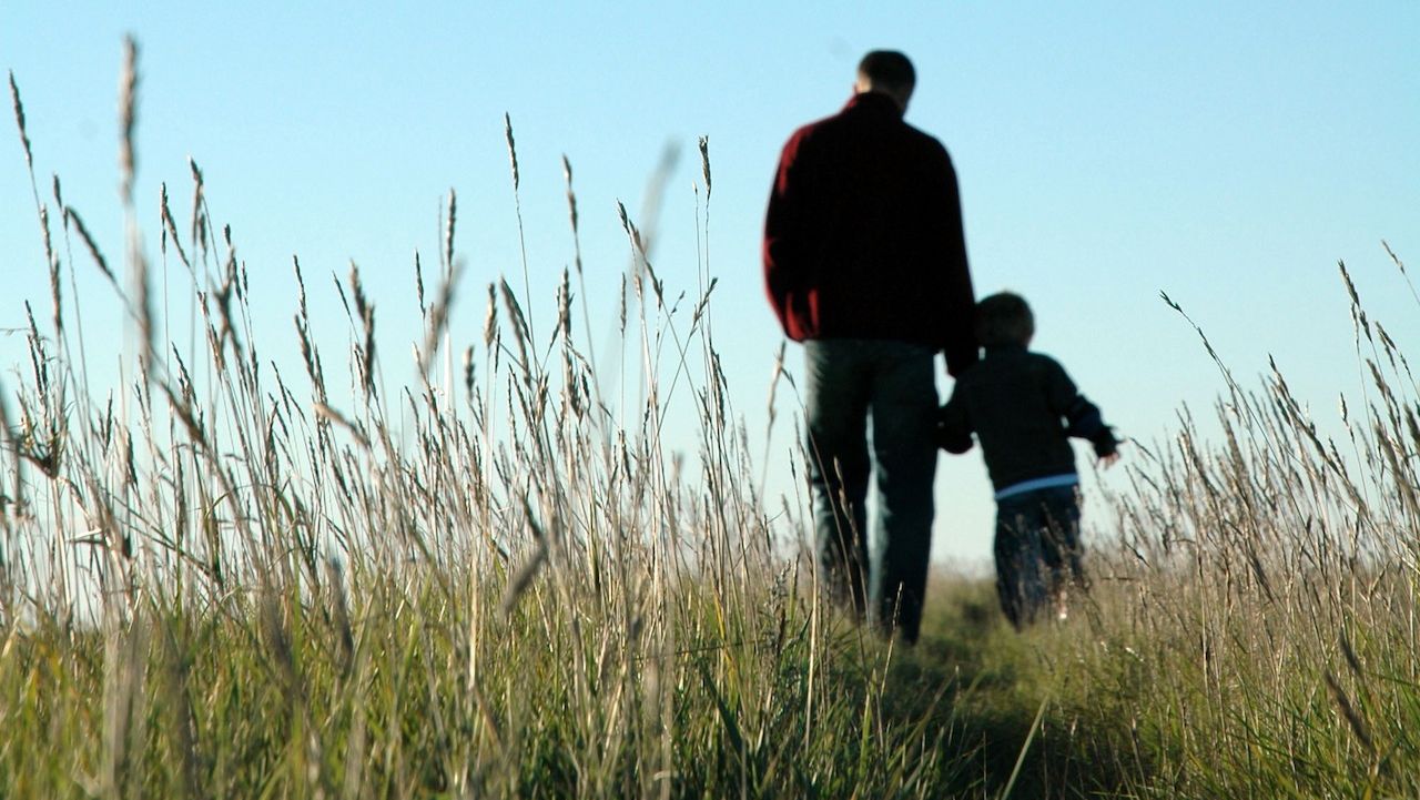 Un tată bogat şi-a dus fiul să vadă cum trăiesc săracii. Reacţia copilului este extraordinară! 