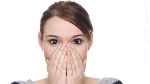 Cum s-a răzbunat un tânăr pe iubita lui infidelă. I-a pus un prosop pe faţă, a luat-o în cameră şi..