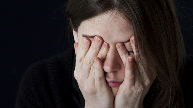 VIDEO Urmează să violeze o minoră de pe Facebook, însă părinţii ei apar. Priviţi ce se întâmplă!