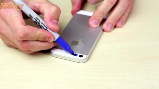 A pus bandă adezivă pe blițul telefonului, a colorat-o. Ce-a văzut în fotografia făcută e uimitor