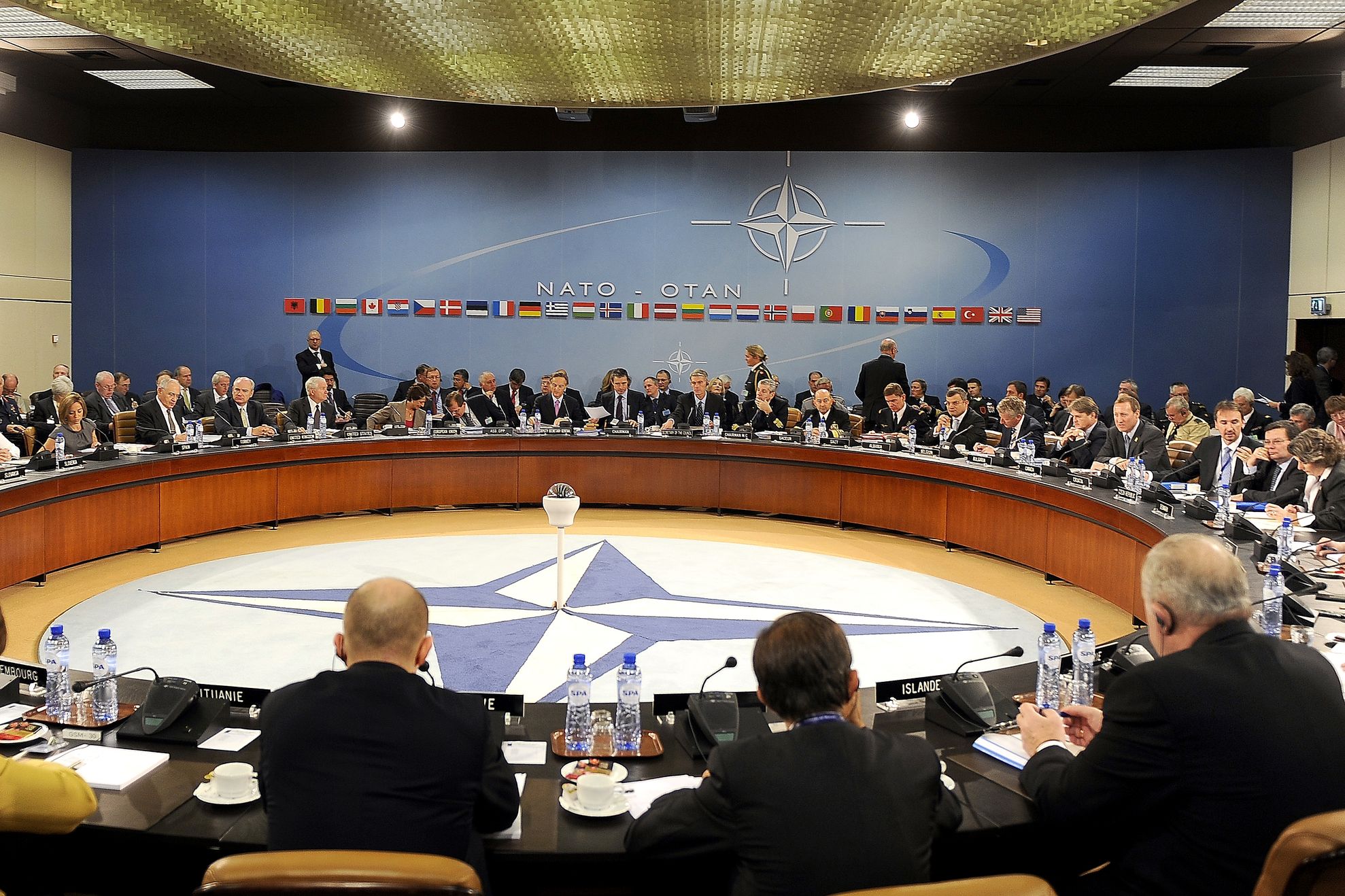 Liderii statelor central şi est-europene cer baze NATO permanente