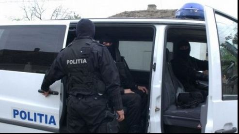 Opt persoane, între care patru poliţişti, reţinute după percheziţiile de la Turceni şi Rovinari