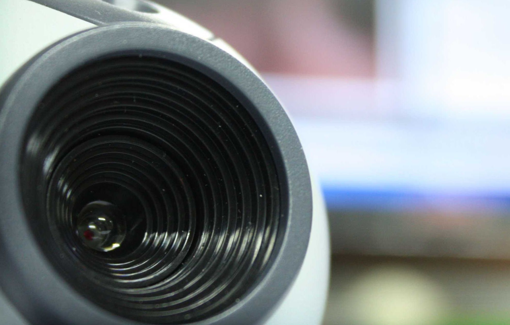 Și-a uitat webcamul deschis mai multe zile. Ce a urmat e incredibil
