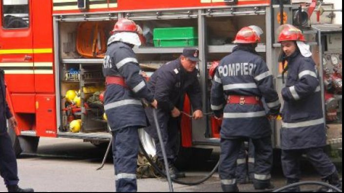 Accident pe A2: un tir a luat foc