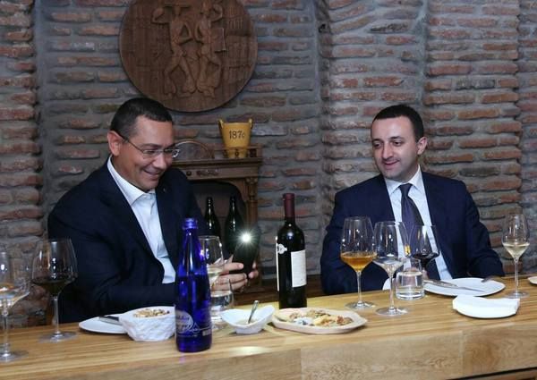 Ponta, la Chişinău: Vă dăm bani economisiţi de noi, veniţi cu un pic de vin roşu!