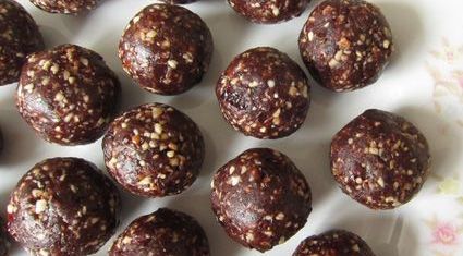 Reţetă de trufe raw-vegan din fructe uscate, marinate uşor