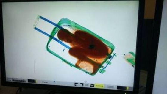 A încercat să ajungă în Spania ilegal, într-o valiză. Ce a urmat este șocant