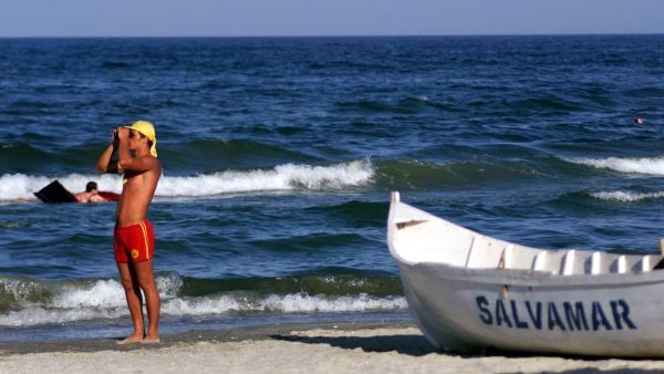 Tragedie la Costineşti. O fată a murit înecată, iar un tânăr nu a mai ieşit din mare