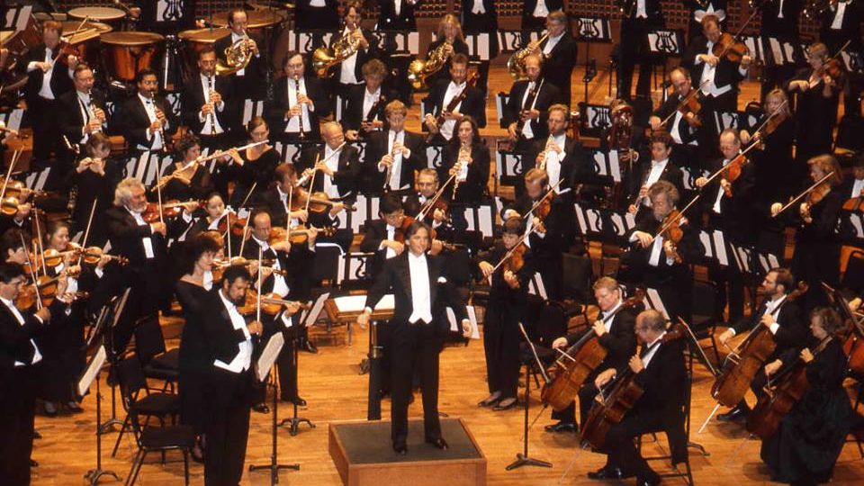 Prima orchestră din lume care a făcut transmisii simfonice la radio va concerta la Bucureşti