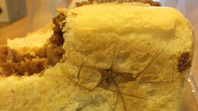 Ce a găsit un bărbat într-un sandviş cumpărat de la magazin. "Mi s-a întors stomacul pe dos"