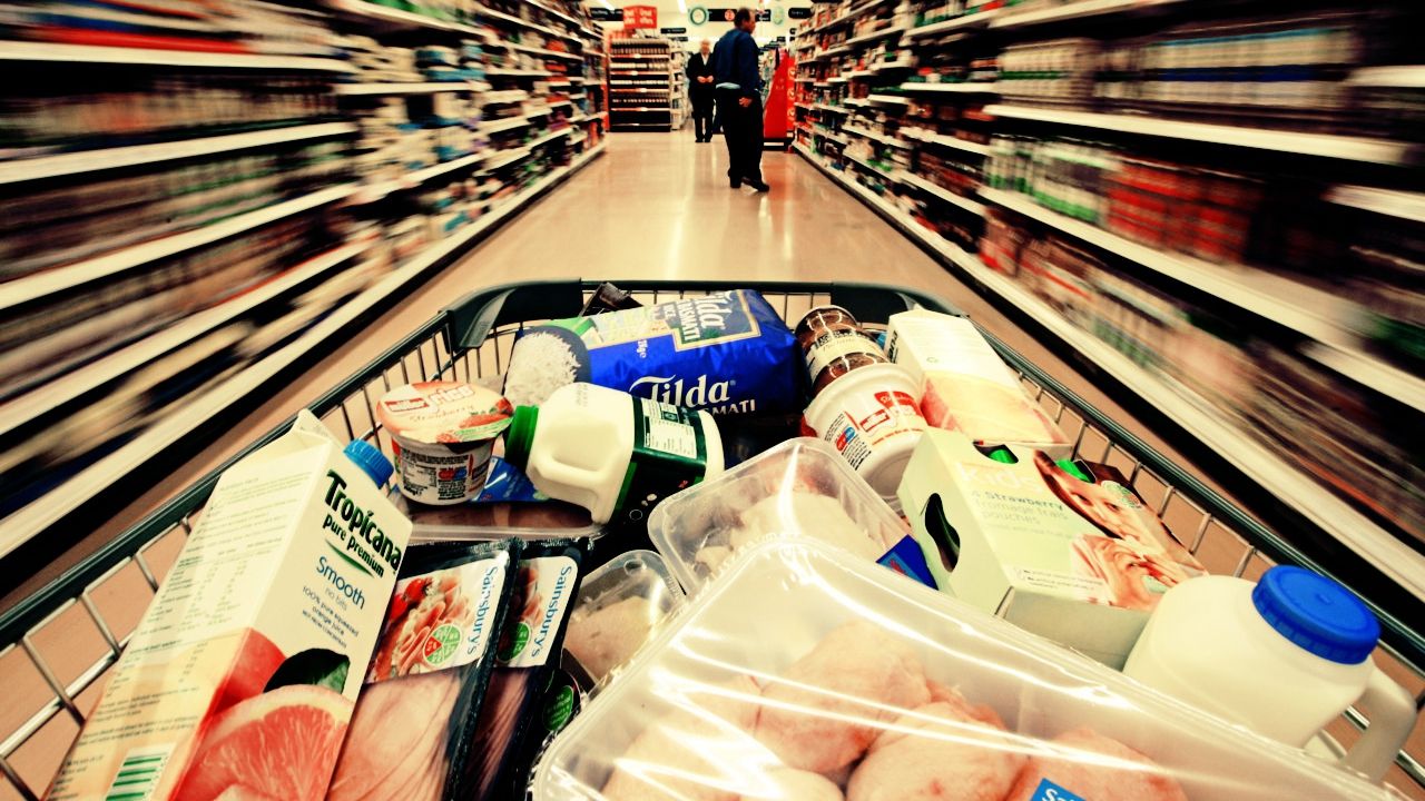 Supermarket-urile, obligate de Senat să doneze alimentele aflate aproape de data expirării