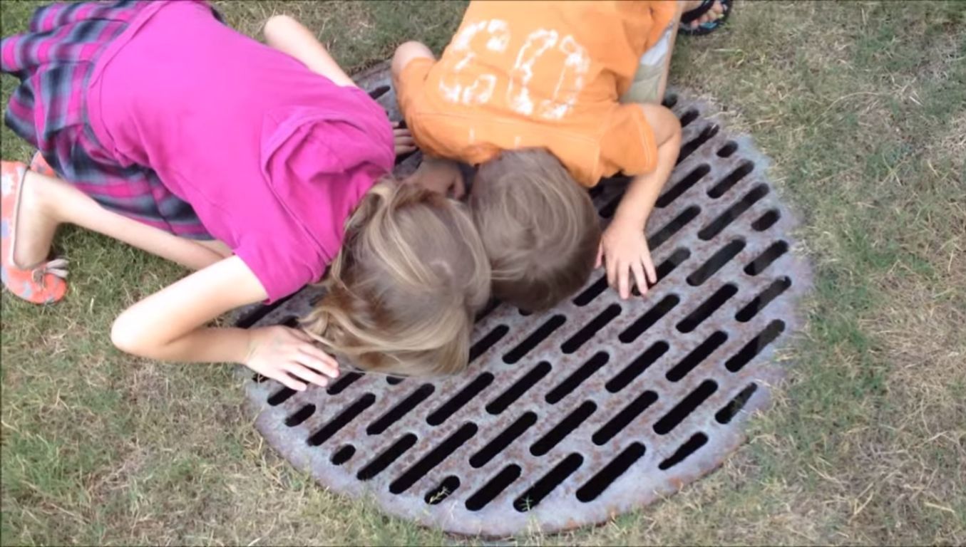 Au auzit zgomote ciudate dintr-o canalizare. Au ridicat capacul și s-au îngrozit când au văzut asta