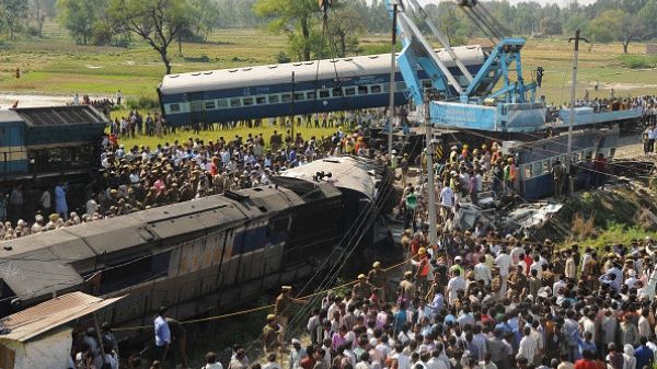 TRAGEDIE în India: Cel puţin 20 de morţi, după deraierea a două trenuri din cauza inundeţiilor