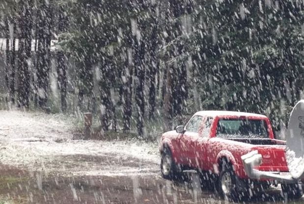 Zăpadă în toiul verii! A nins ca-n poveşti! Fenomenul bizar care-i pune pe gânduri pe meteorologi