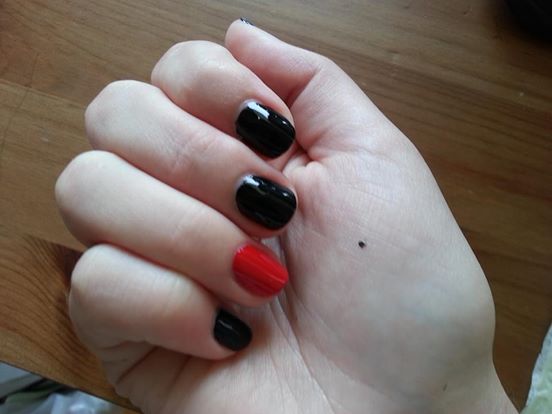Semnul purtat de oameni din întreaga lume: îşi fac un punct negru în palmă. Ce semnifică