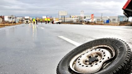 Accident Teribil în Petroşani. Maşină, acroşată de contrasens de un tir. Un mort