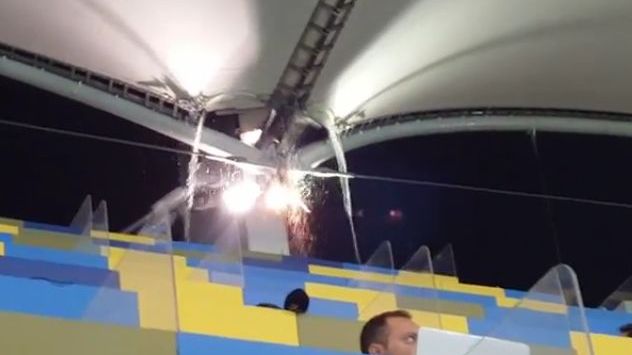 Acoperişul de la Arena Naţională a cedat în timpul meciului de duminică seara