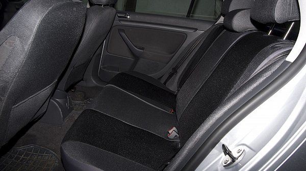 A fost oprit pentru un control. Poliţiştii au rămas înmărmuriţi ce au descoperit sub banchetă