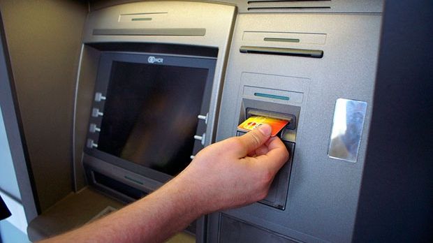 Cinci bancomate, sparte marţi seara. Poliţiştii au deschis o anchetă